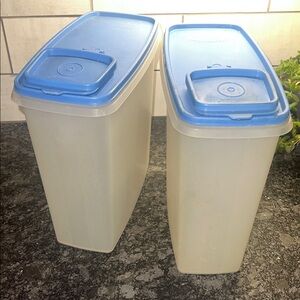 Set of 2 large vintage Tupperware cereal containers. In excellent condition.